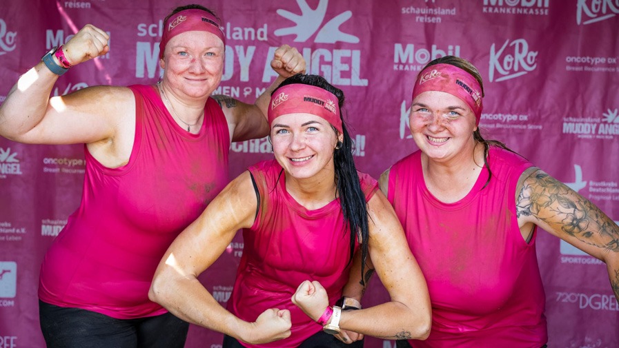 Pflegefachkräfte der Seniorenresidenz Am Schlosspark beim Muddy Run in pinken Trainingsanzügen