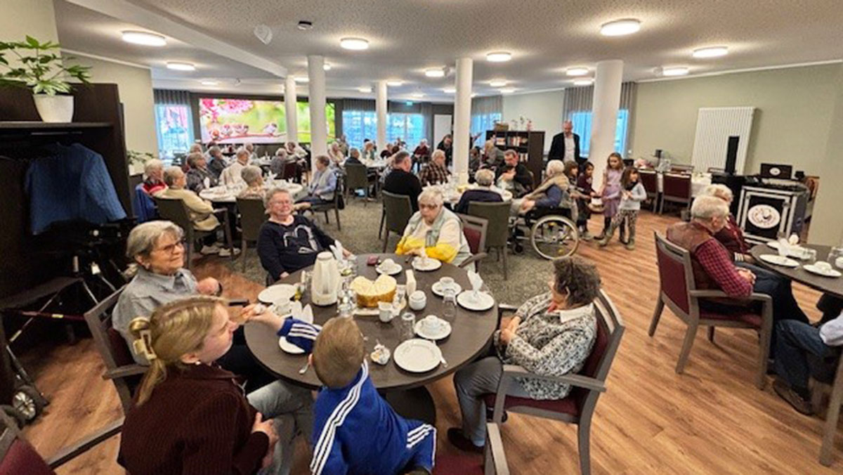 Senior*innen und Kitakinder beim gemeinsamen Osterfest in der Residenz Nordend