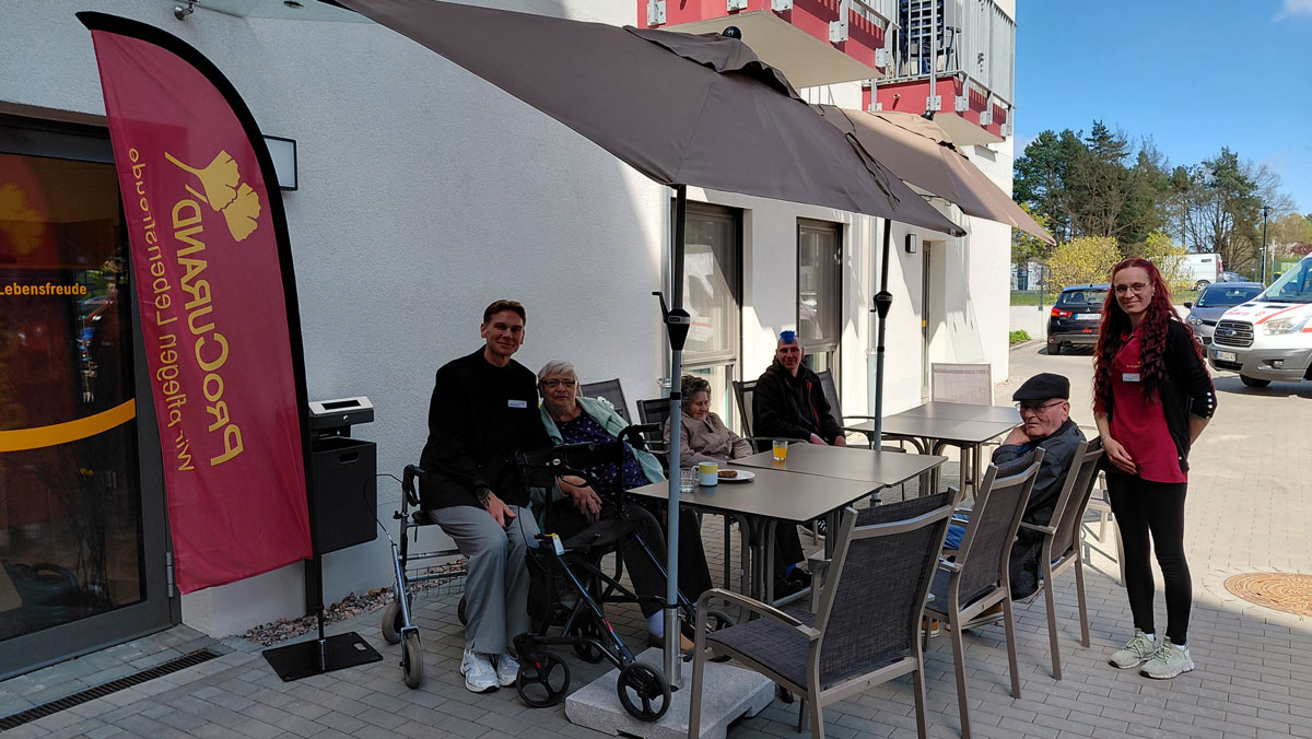 Senior citizens outside the entrance area of the Nordend Residence on Open House day