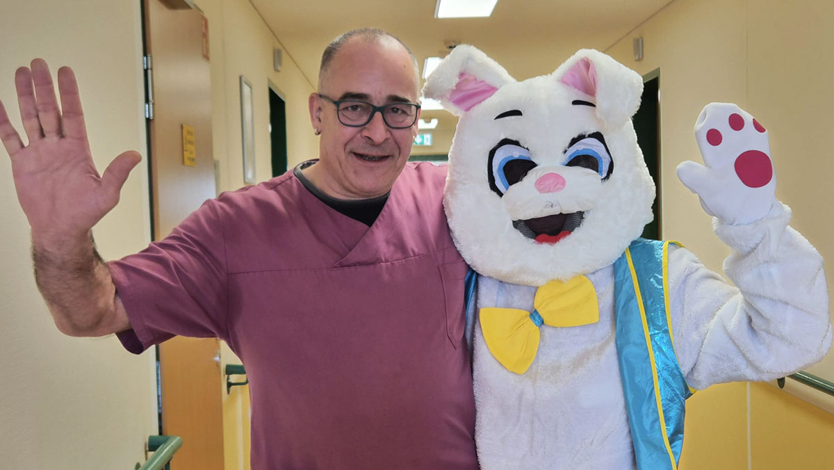 A colleague with the Easter Bunny at Eberswalde residential home for the elderly