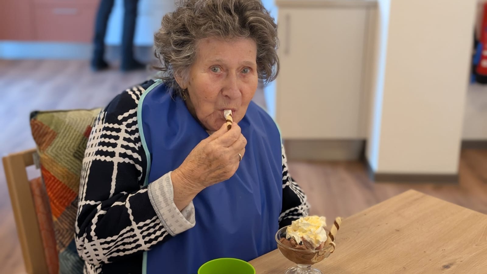 Seniorin isst einen Eisbecher in der Tagespflege Eberswalde