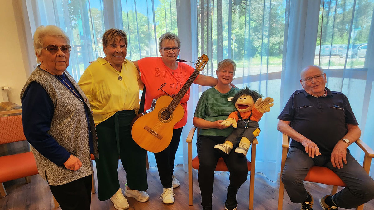 Senior*innen sitzen beisammen während des Musik- und Bewegungsnachmittags in der Tagespflege Eberswalde