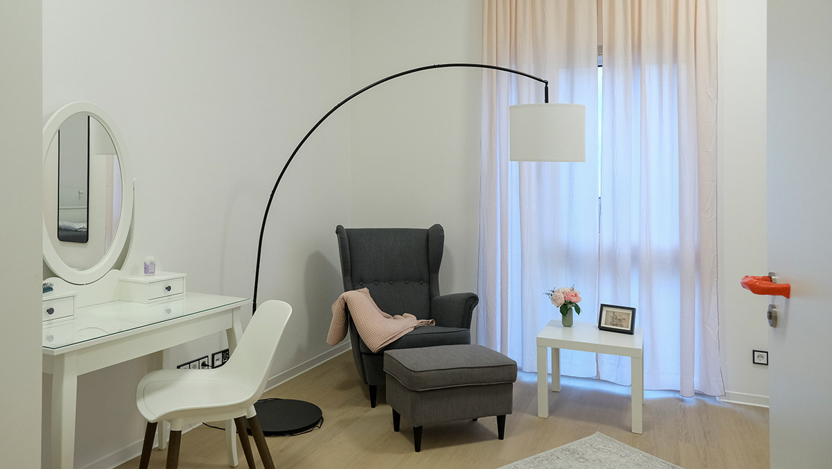 Musterzimmer in der Residenz Nordend Eberswalde, barrierearmes Apartment mit pflegeleichten Böden und moderner Einrichtung