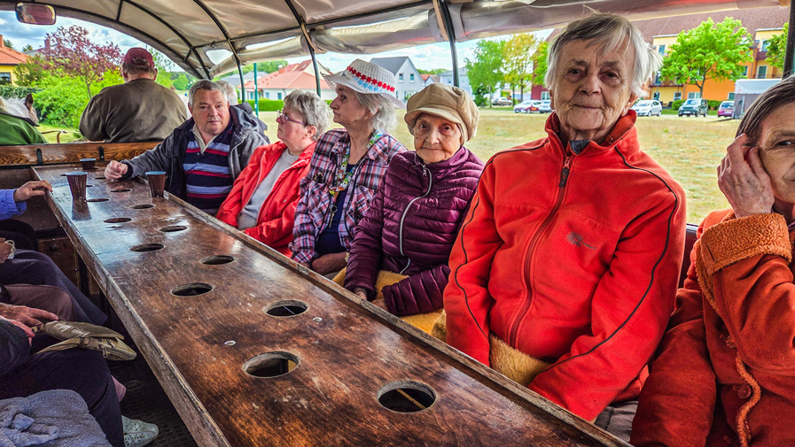 Senior*innen der Seniorenresidenz Eberswalde auf einer Kutschfahrt durch Lichterfelde und Eberswalde 