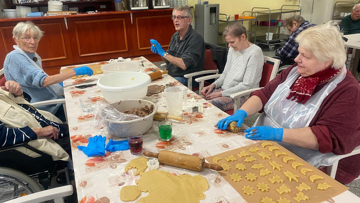 At the ProCurand Am Görnsee senior citizens' residence, six residents bake and decorate biscuits together with Simone Karl, a care assistant, including one flavoured with Amaretto.