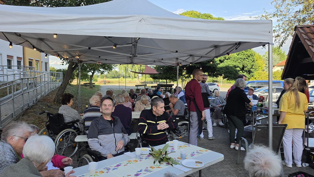 Frisch gebackenes Brot, Schlagermusik und gesellige Stunden