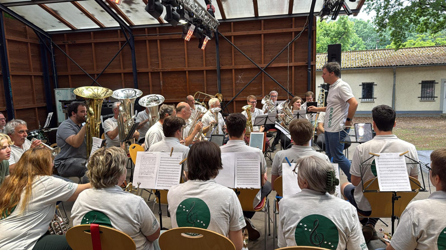 Senior citizens from the Am Görnsee senior citizens' residence at the Damsdorf forest stage concert