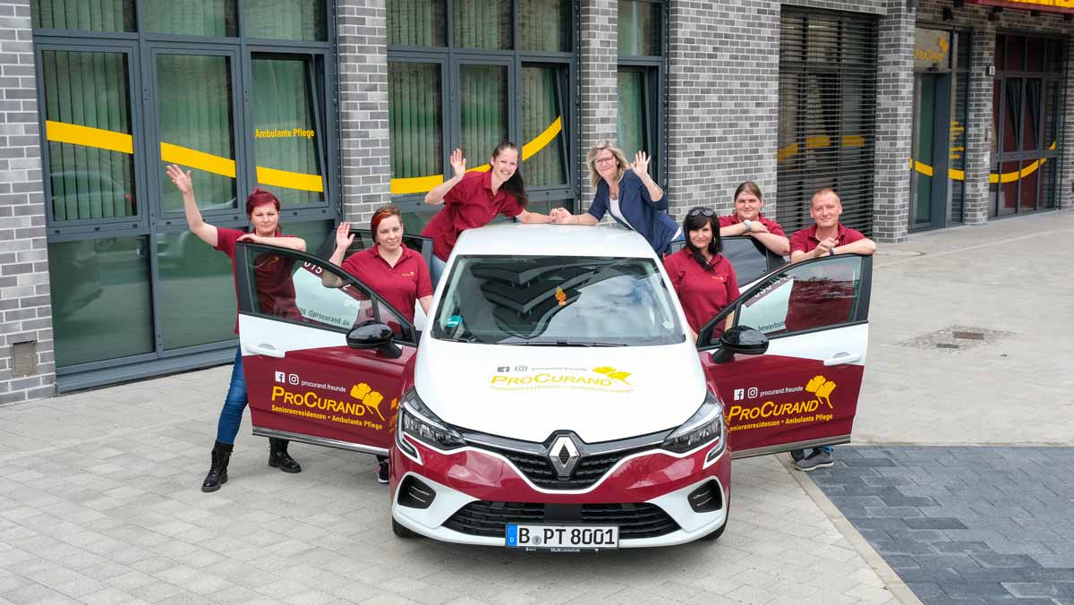 Team Ambulante Pflege Halle neben dem ProCurand-Auto