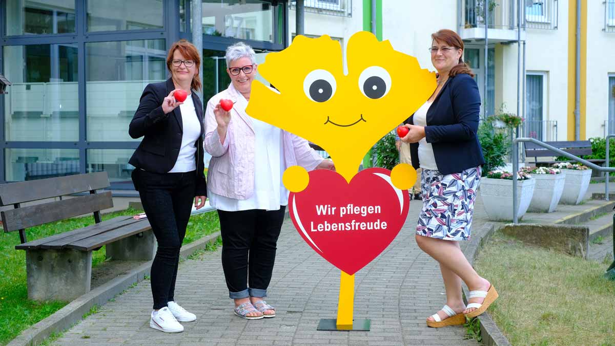 Leitungsteam mit Ginkgo in der Stationäre Pflege der Seniorenresidenz Am Hufeisensee