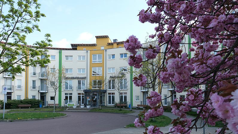 Au&szlig;enansicht der Station&auml;ren Pflege in der Seniorenresidenz Am Hufeisensee in Halle