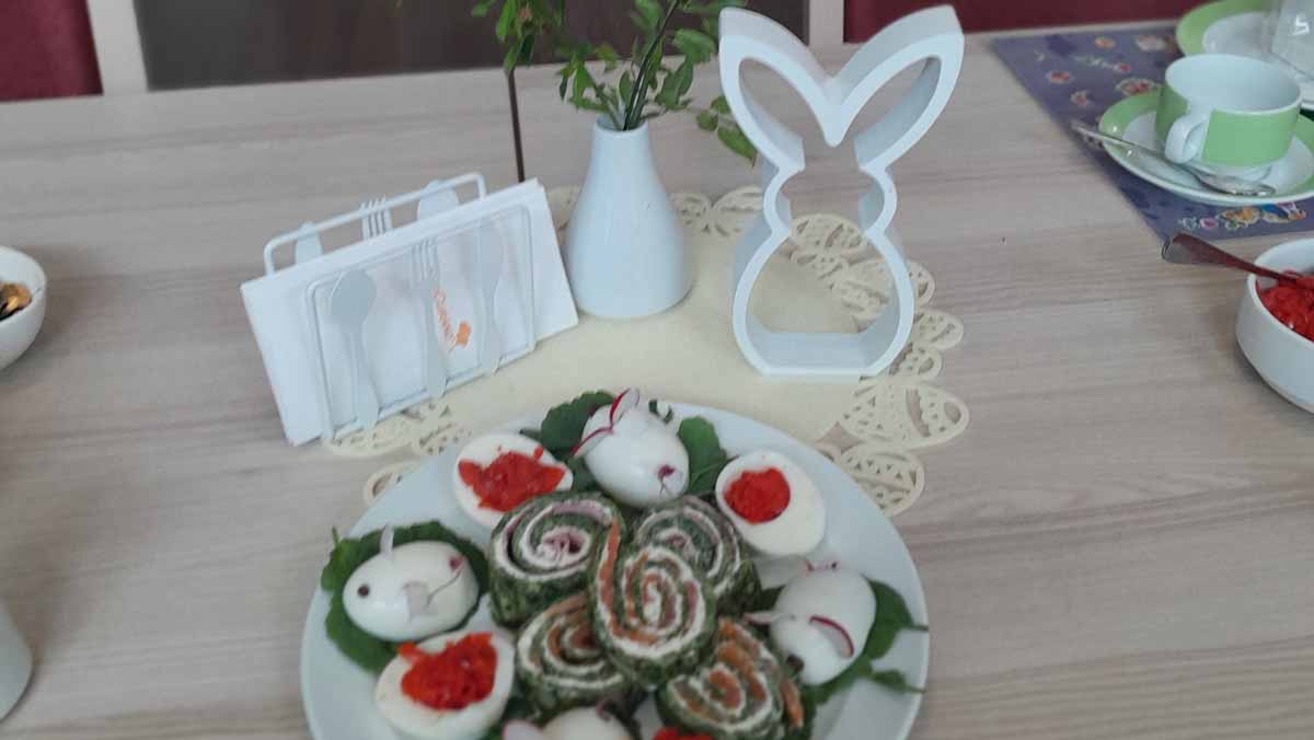 Festive table setting for Easter at the Halle day care centre