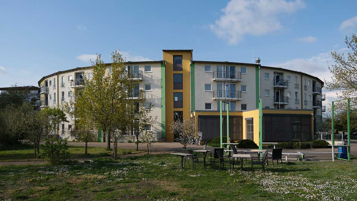 Außenansicht des ProCurand Service-Wohnens der Seniorenresidenz Am Hufeisensee
