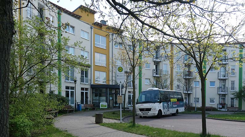 Au&szlig;enansicht des Service-Wohnen der Seniorenresidenz Am Hufeisensee in Halle