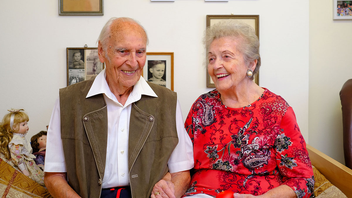Ehepaar in ihrer gemeinsamen Wohnung im Service-Wohnen in der Seniorenresidenz Am Hufeisensee