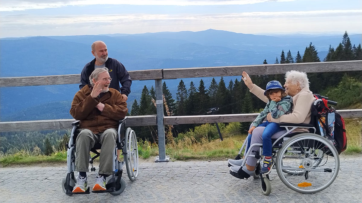Senior*innen des Pflegestifts St. Ulrich am Aussichtspunkt des Gro&szlig;en Arbers