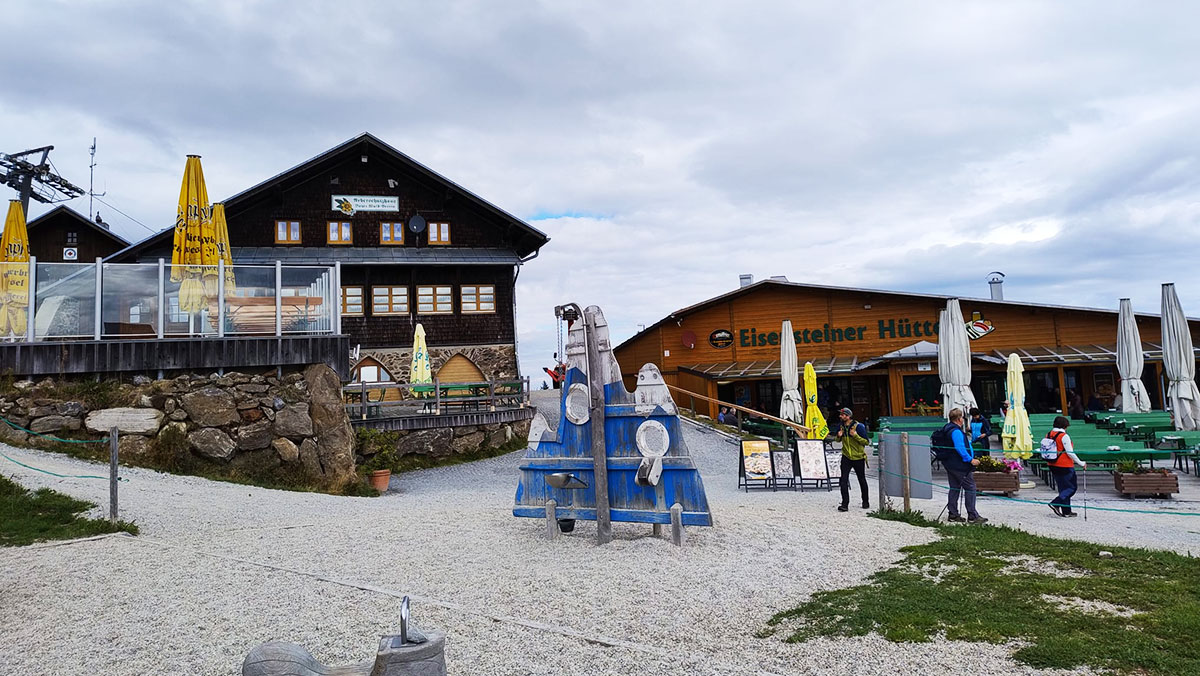 Residents of St. Ulrich nursing home in front of the mountain hut near the Großer Arber