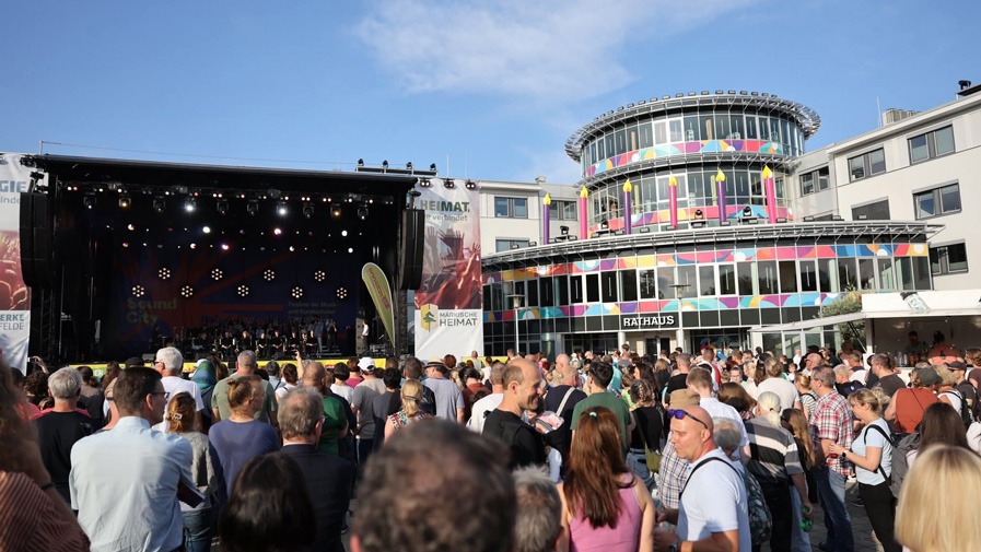 Viele Menschen vor der Open-Air-Bühne in Ludwigsfelde