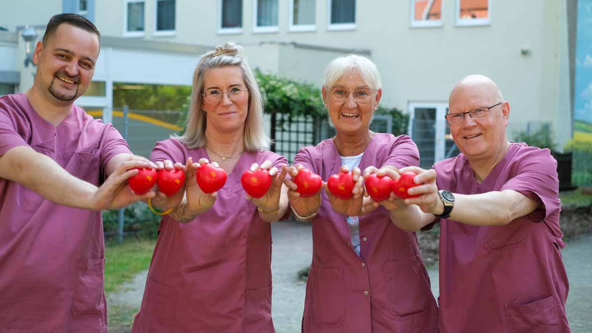 Betreuungsteam mit ProCurand-Herzen der Stationären Pflege der Seniorenresidenz Am Krökentor