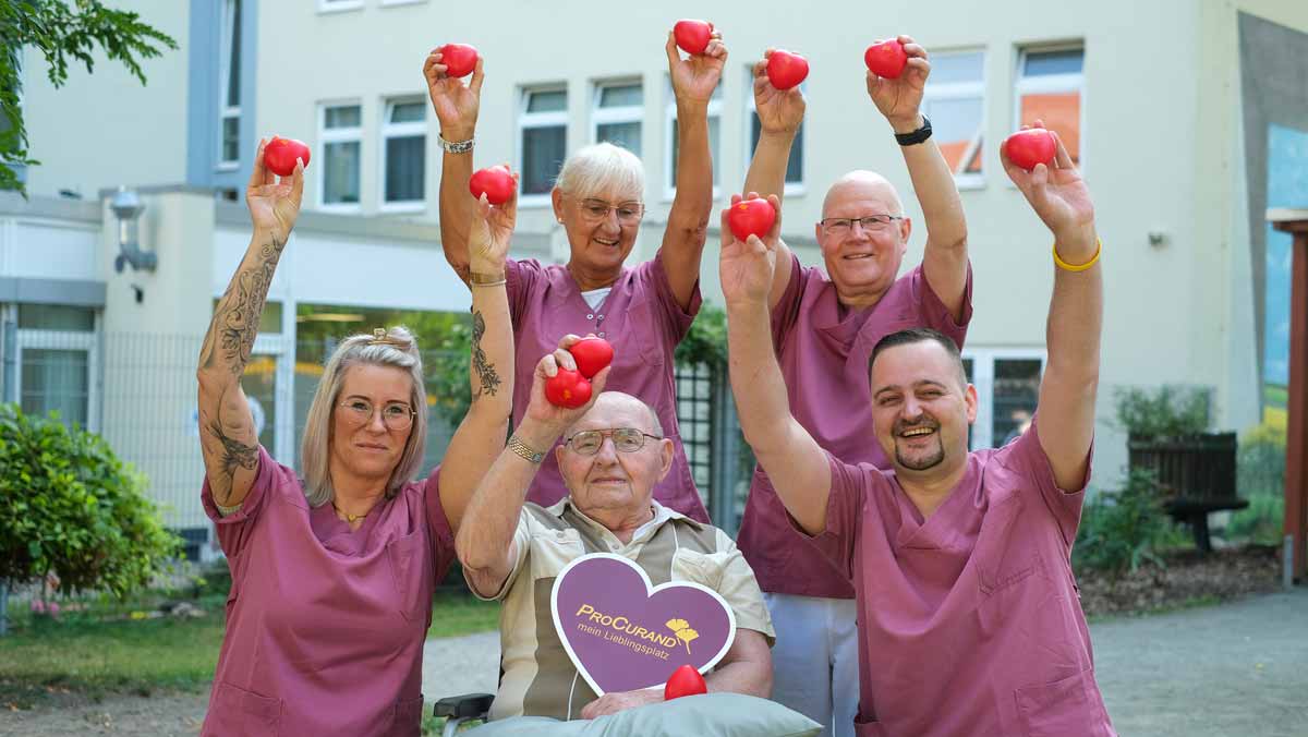 Betreuungsteam mit einem Senior der Stationären Pflege der Seniorenresidenz Am Krökentor