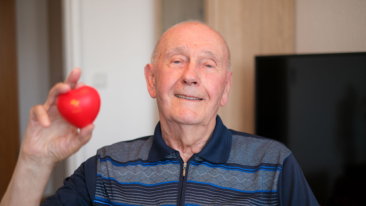 Ein Senior mit ProCurand-Herz in seiner Wohnung im Service-Wohnen der Seniorenresidenz Am Krökentor