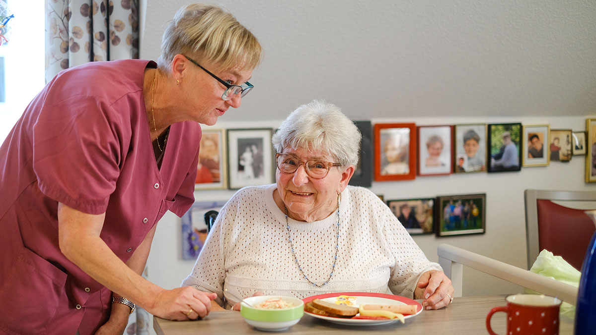 Seniorin und Betreuerin beim Frühstück im Service-Wohnen des Seniorenwohnparks Nächst Neuendorf
