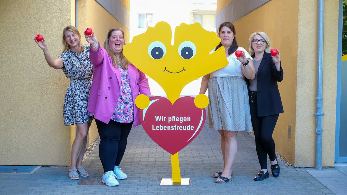 Leitungsteam Ambulante Pflege Potsdam mit Ginkgo und ProCurand-Herzen