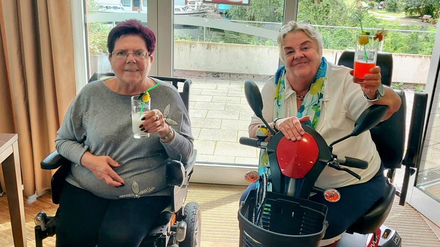 Zwei Seniorinnen mit Cocktailgläsern in der Hand in der Seniorenresidenz Havelpalais