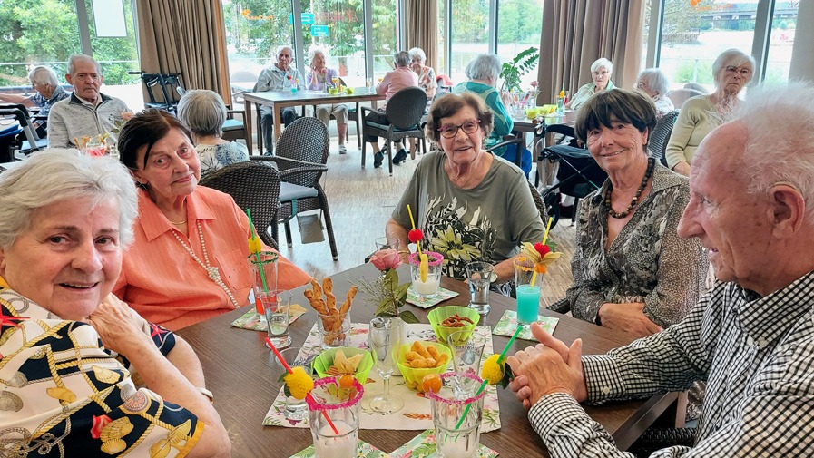 Senior*innen genießen zusammen ihre Cocktails in der Seniorenresidenz Havelpalais