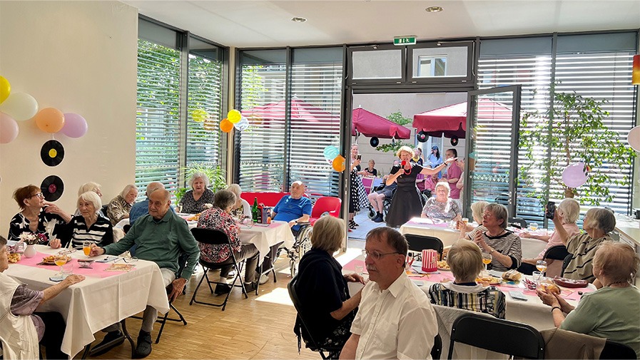 Senior*innen der Seniorenresidenz Park Sanssouci genießen die live Musik