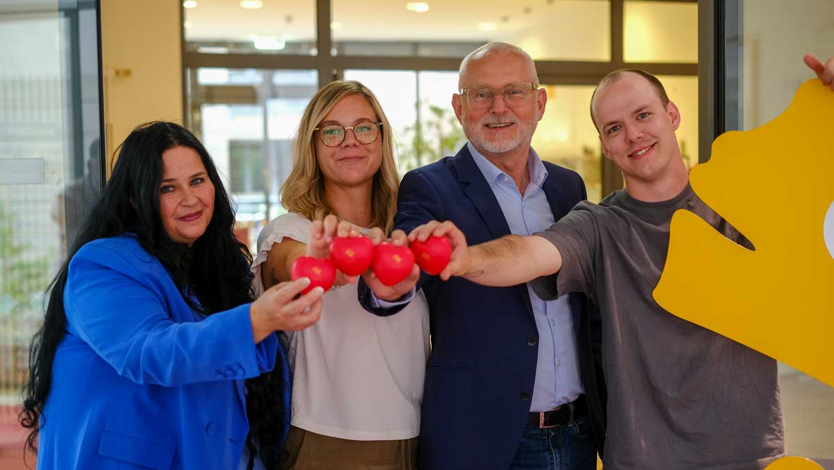 Leitungsteam der Stationären Pflege in der Seniorenresidenz Park Sanssouci mit ProCurand-Herzen