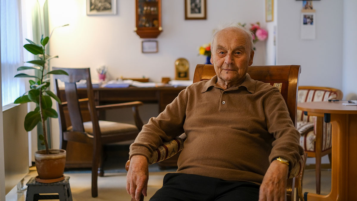 Ein Senior in seiner Wohnung der Stationären Pflege der Seniorenresidenz Park Sanssouci