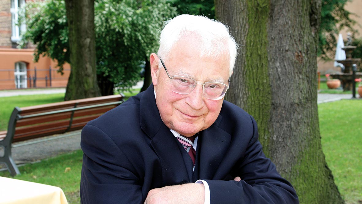 Prof. Dr. Adolf Theis, Gründer der ProCurand Unternehmensgruppe, besucht das Seniorendomizil Wilhelm-Stift in Berlin-Charlottenburg und informiert sich vor Ort über die Einrichtung.