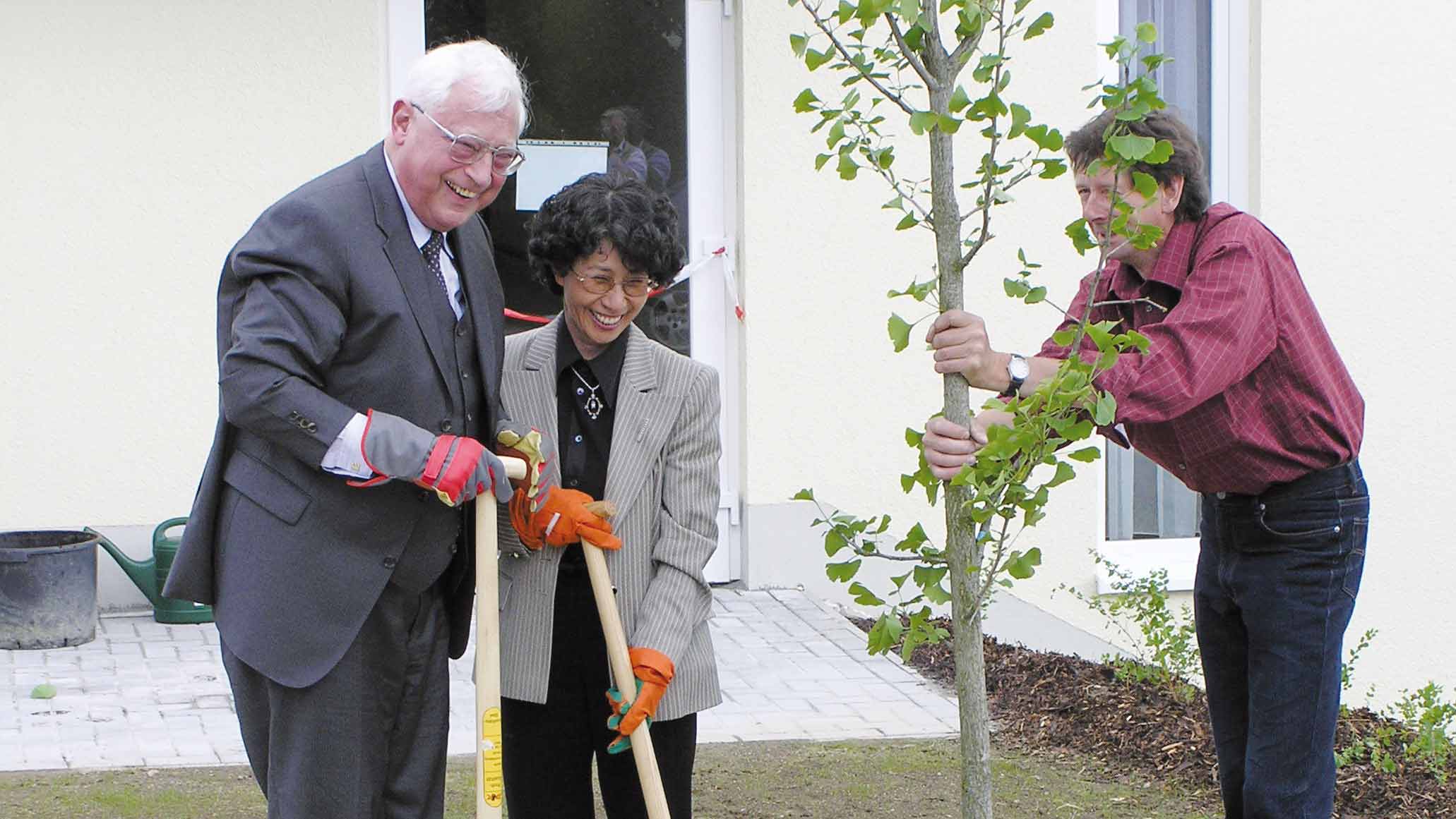 Prof. Dr. Adolf Theis und Masako Katagami-Theis pflanzen einen Ginkgobaum zur Eröffnung des Pflegestifts St. Ulrich in Lam. Das Symbol steht für Erinnerung und Nachhaltigkeit.