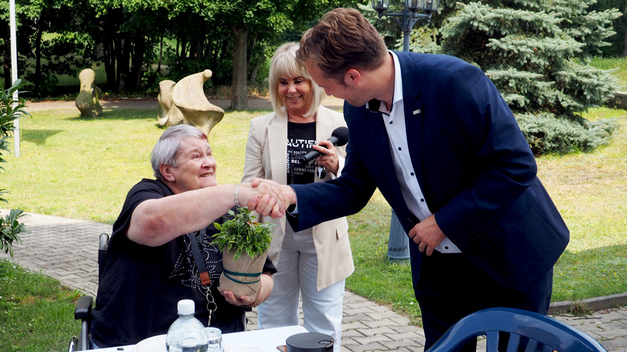 Senftenberger Bürgermeister gratuliert zu 25 Jahren ProCurand