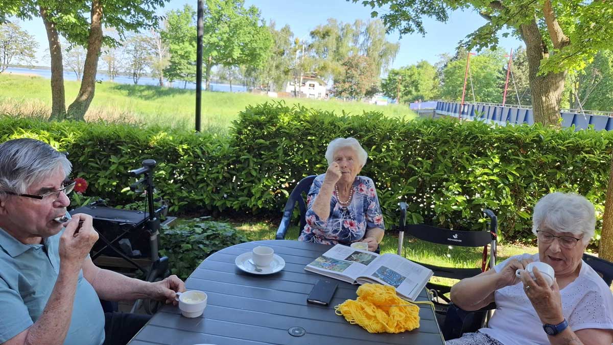Senior*innen beim Eisessen auf der Terrasse der Seniorenresidenz Senftenberg