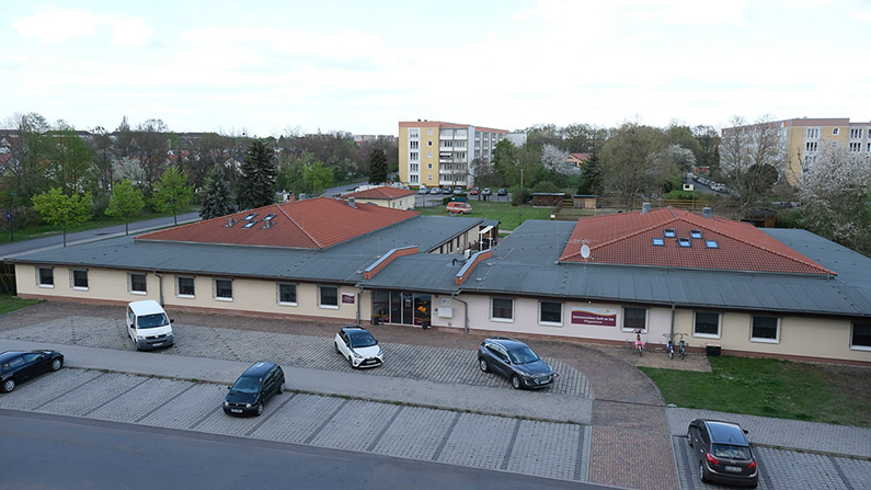 Standort Stationäre Pflege Sanft am See in Senftenberg Außenansicht der Stationären Pflege in der Seniorenresidenz Sanft am See, Senftenberg. Die Einrichtung ist spezialisiert auf Demenz
