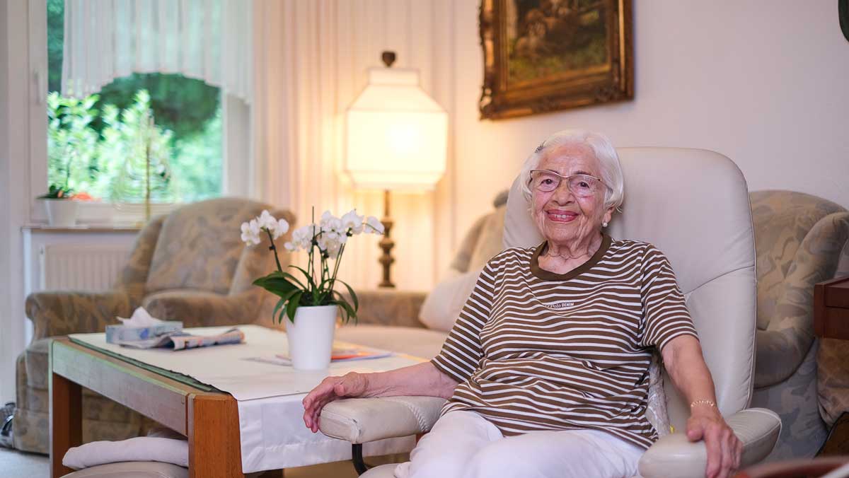 Senior citizen from Sigmaringen Outpatient Care in her flat