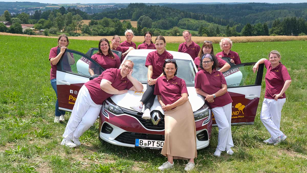 The ProCurand outpatient care team in Sigmaringen in front of the outpatient care vehicle