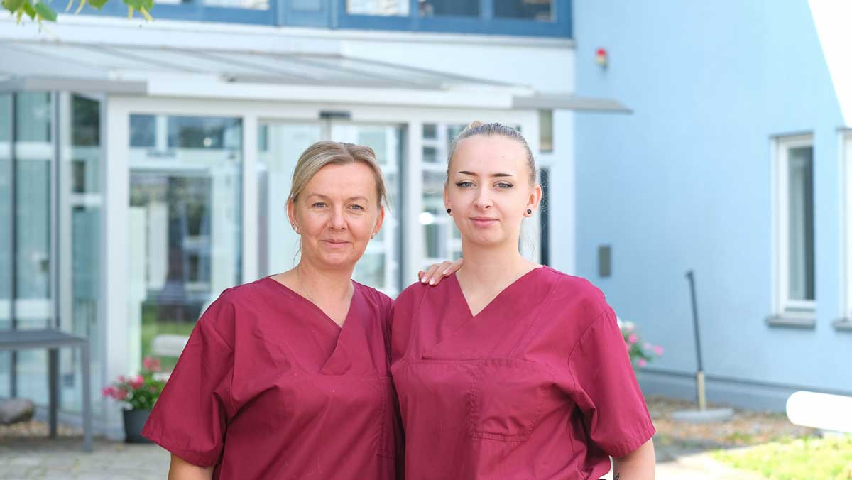 Mutter und Tochter, die beide in der Seniorenwohnanlage Fideliswiesen tätig sind