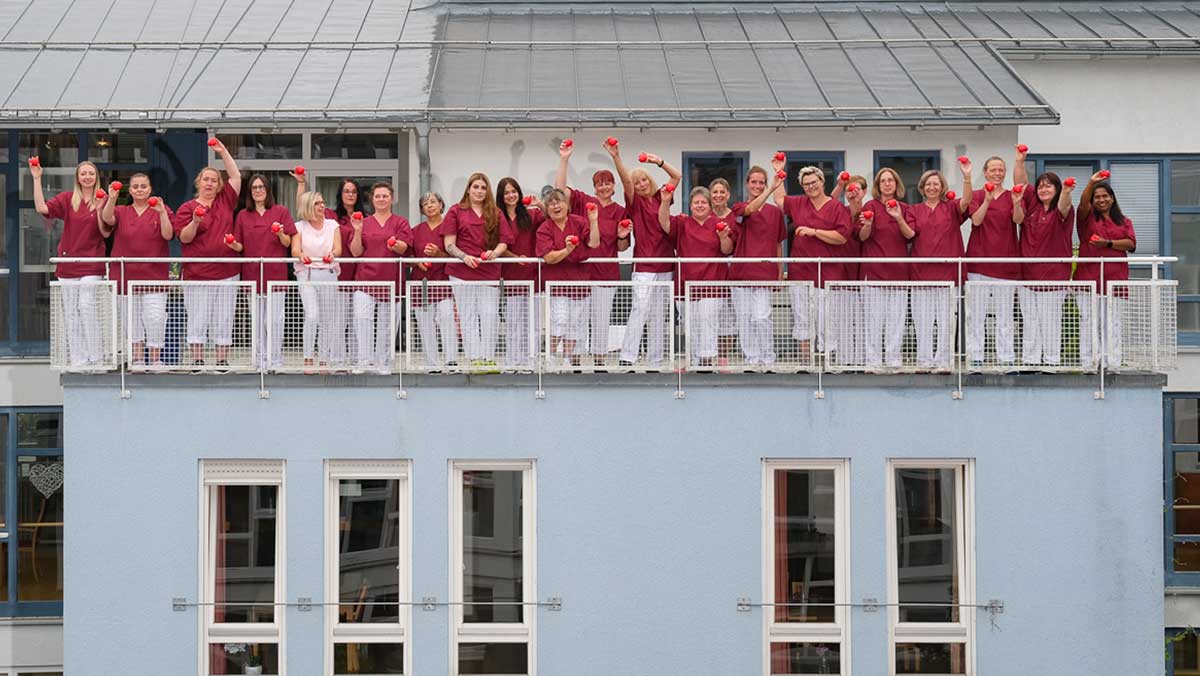 Kolleginnen aus der Seniorenwohnanlage Fideliswiesen auf der Terrasse der Einrichtung
