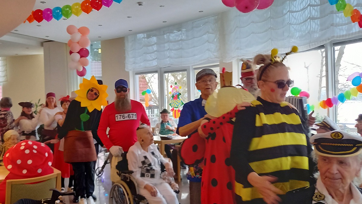 Bunte Faschingsfeier im ProCurand Seniorenresidenz Am Straussee: Bewohner*innen in fantasievollen Kostümen feiern ausgelassen zwischen Luftballons und Dekorationen. Die Stimmung wirkt fröhlich, lebendig und gemeinschaftlich.