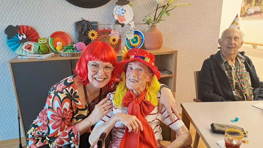 Stellvertretende Pflegedienstleitung Regine Keller mit einer Seniorin der ProCurand Tagespflege Strausberg Wriezener Stra&szlig;e bei der Faschingsparty