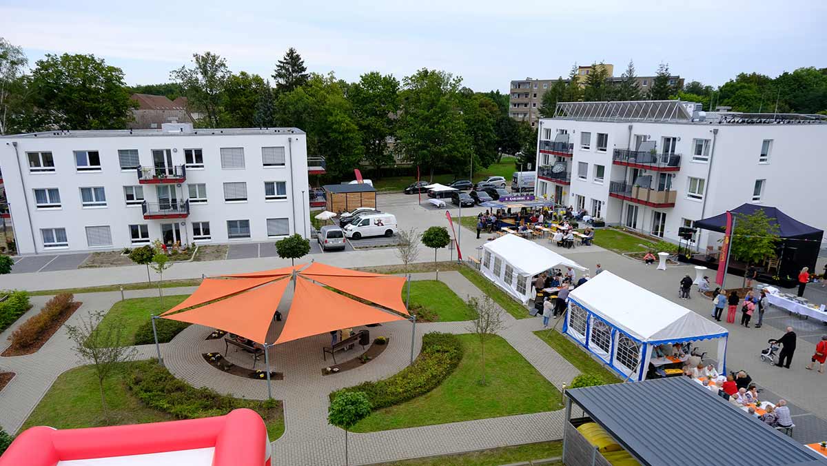 Innenhof der Service-Wohnanlage ProCurand Wriezener Straße Strausberg während der Eröffnungsfeier 2023