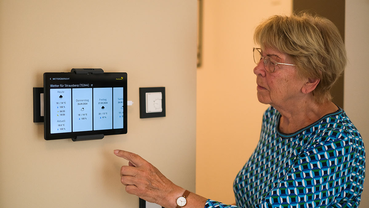 Smart-Home-Steuerung in der Wriezener Straße Strausberg neben der Apartmenttür