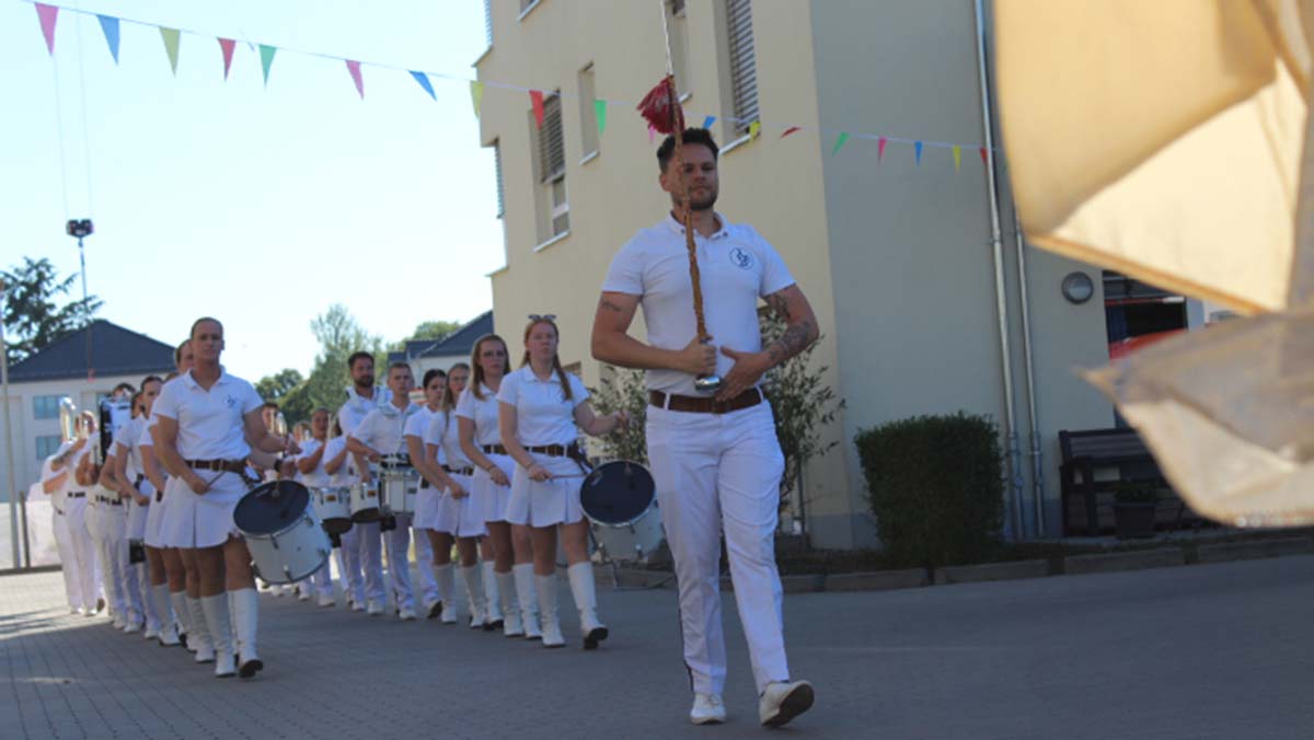 Fanfarenzug marschiert auf den Hof