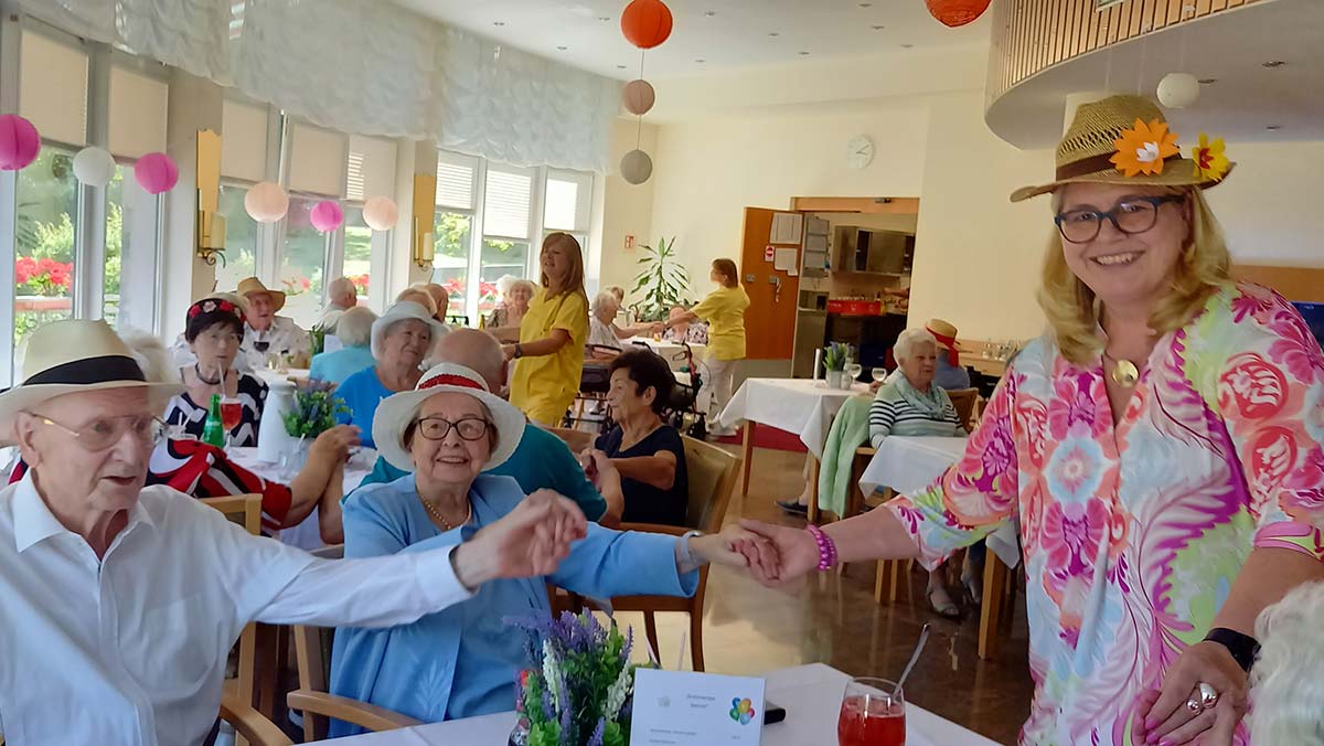 Einrichtungsleitung Janin Tiedemann mit Bewohner*innen