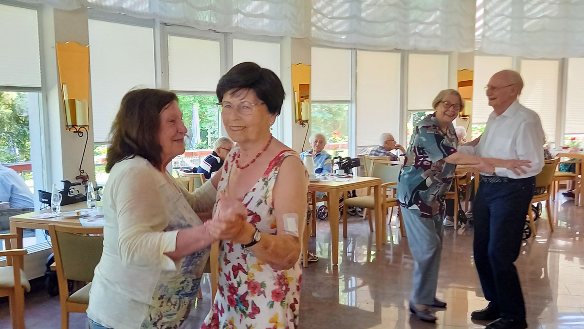 Senior*innen tanzen gemeinsam am Pfingsten
