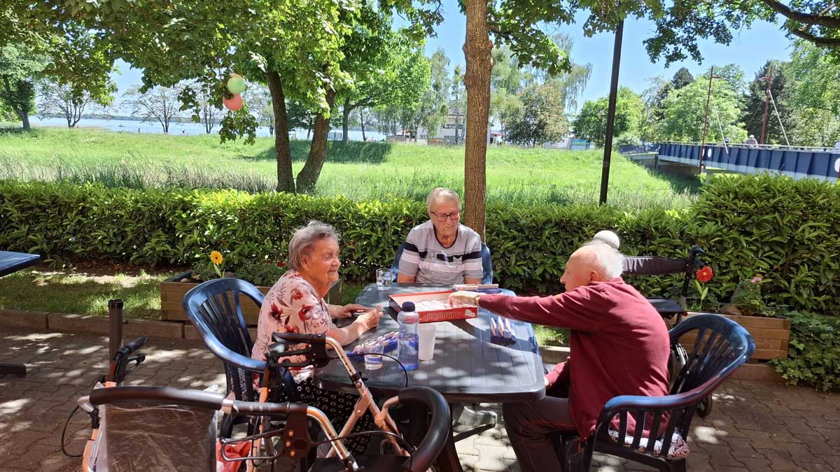 Senior*innen spielen Brettspiele auf der Terrasse der Seniorenresidenz Senftenberg