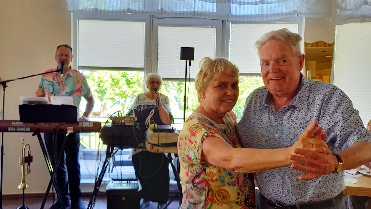 Senior*innen tanzen gemeinsam am Pfingsten
