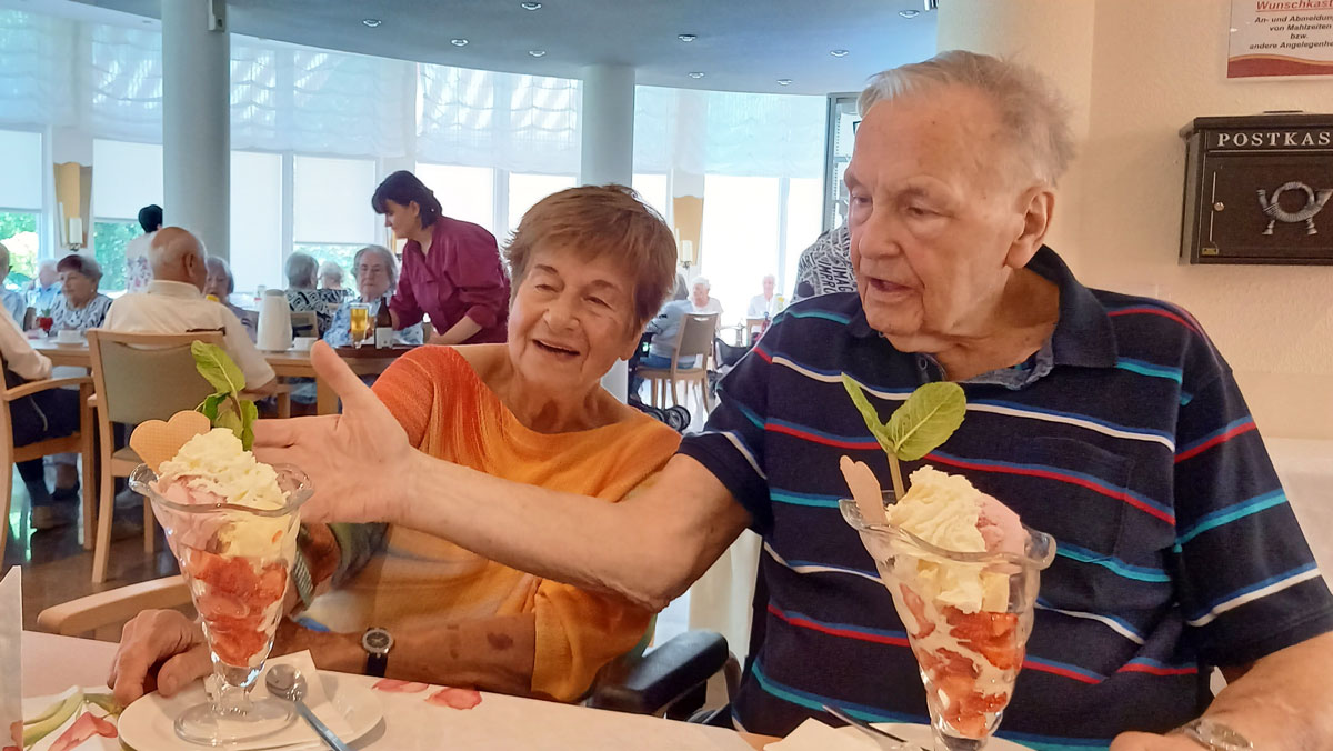 Senior*innen essen eine Riesen-Portion Eis